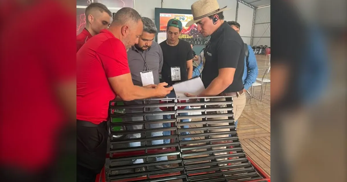 Jeremy showing Razors Edge Concaves to farmers